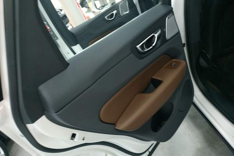 Used Volvo XC60 New Energy 2024 T8 Plug-in Hybrid Long-Range All-Wheel Drive Smart Luxury Edition Interior 8