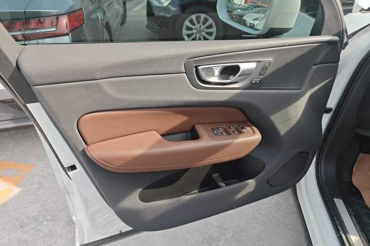 Used Volvo XC60 New Energy 2024 T8 Plug-in Hybrid Long-Range All-Wheel Drive Smart Luxury Edition Left Front Door Interior