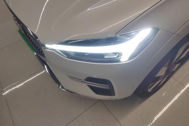 Used Volvo XC60 New Energy 2024 T8 Plug-in Hybrid Long-Range All-Wheel Drive Smart Luxury Edition Left Front Headlight
