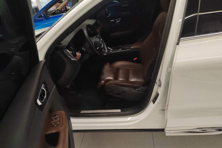 Used Volvo XC60 New Energy 2024 T8 Plug-in Hybrid Long-Range All-Wheel Drive Smart Luxury Edition Left Front Seat