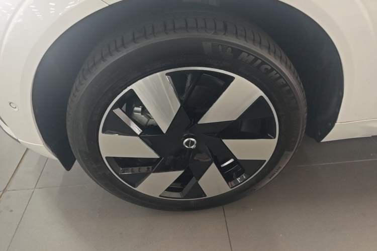 Used Volvo XC60 New Energy 2024 T8 Plug-in Hybrid Long-Range All-Wheel Drive Smart Luxury Edition Left Front Wheel Hub