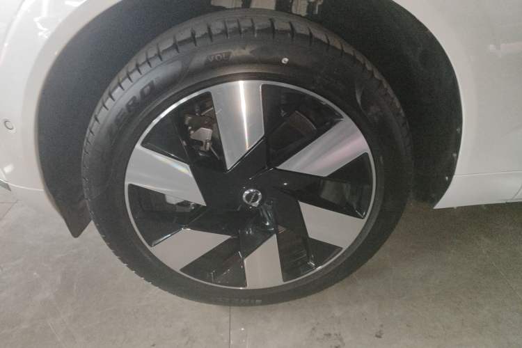 Used Volvo XC60 New Energy 2024 T8 Plug-in Hybrid Long-Range All-Wheel Drive Smart Luxury Edition Left Front Wheel Hub