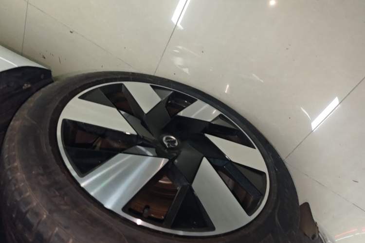 Used Volvo XC60 New Energy 2024 T8 Plug-in Hybrid Long-Range All-Wheel Drive Smart Luxury Edition Left Front Wheel Hub