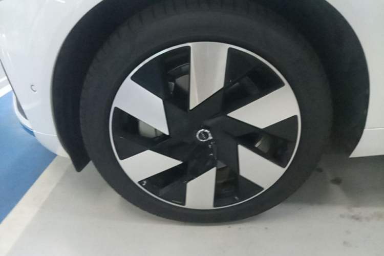 Used Volvo XC60 New Energy 2024 T8 Plug-in Hybrid Long-Range All-Wheel Drive Smart Luxury Edition Left Front Wheel Hub