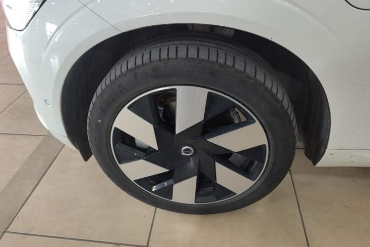Used Volvo XC60 New Energy 2024 T8 Plug-in Hybrid Long-Range All-Wheel Drive Smart Luxury Edition Left Front Wheel Hub