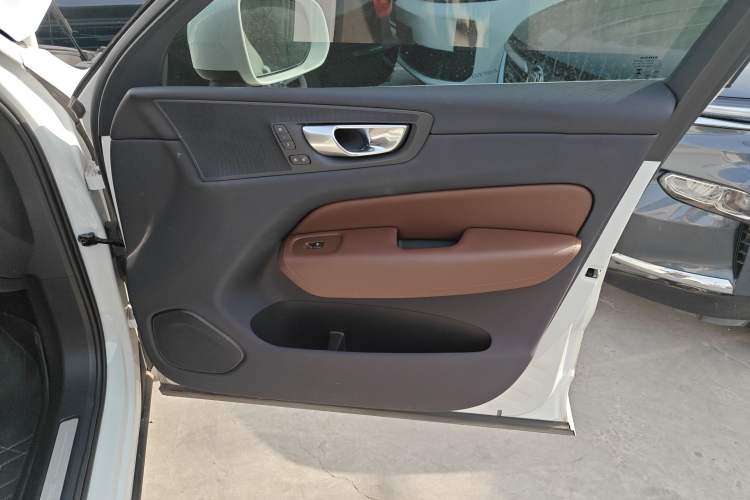 Used Volvo XC60 New Energy 2024 T8 Plug-in Hybrid Long-Range All-Wheel Drive Smart Luxury Edition Right Front Door Interior