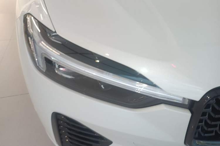 Used Volvo XC60 New Energy 2024 T8 Plug-in Hybrid Long-Range All-Wheel Drive Smart & Sporty Edition Right Front Headlight