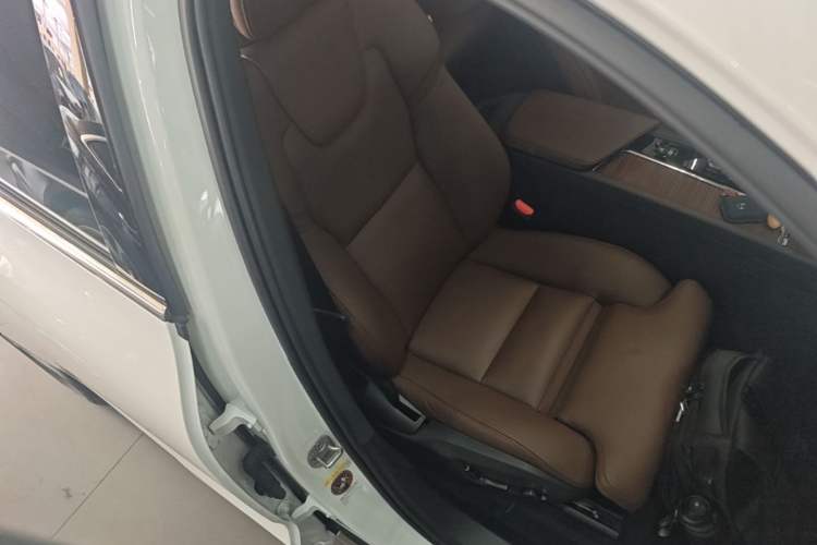 Used Volvo XC60 New Energy 2024 T8 Plug-in Hybrid Long-Range All-Wheel Drive Smart Luxury Edition Right Front Seat