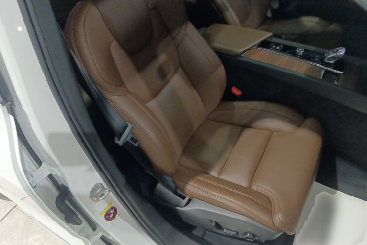 Used Volvo XC60 New Energy 2024 T8 Plug-in Hybrid Long-Range All-Wheel Drive Smart Luxury Edition Right Front Seat
