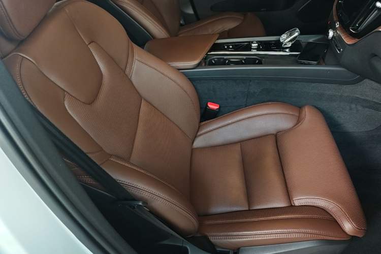 Used Volvo XC60 New Energy 2024 T8 Plug-in Hybrid Long-Range All-Wheel Drive Smart Luxury Edition Right Front Seat