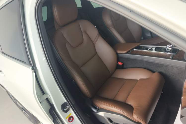Used Volvo XC60 New Energy 2024 T8 Plug-in Hybrid Long-Range All-Wheel Drive Smart Luxury Edition Right Front Seat