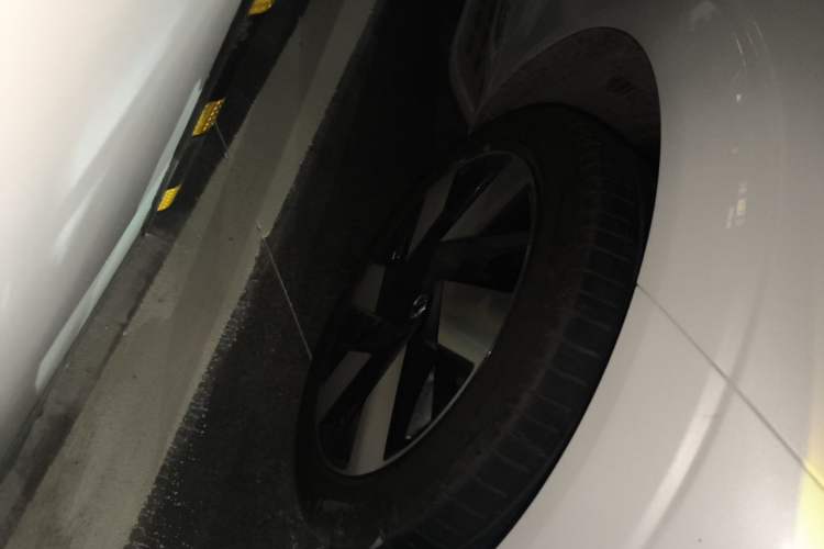 Used Volvo XC60 New Energy 2024 T8 Plug-in Hybrid Long-Range All-Wheel Drive Smart Luxury Edition Right Front Wheel Hub