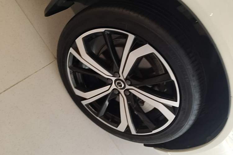 Used Volvo XC60 New Energy 2024 T8 Plug-in Hybrid Long-Range All-Wheel Drive Smart & Sporty Edition Right Front Wheel Hub
