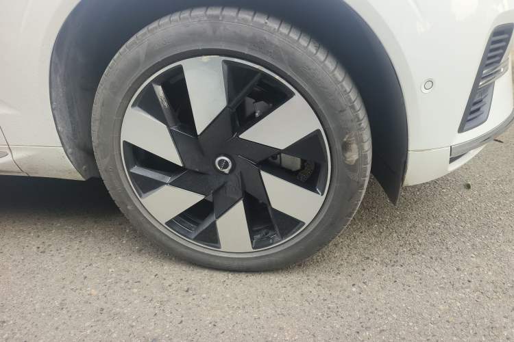 Used Volvo XC60 New Energy 2024 T8 Plug-in Hybrid Long-Range All-Wheel Drive Smart Luxury Edition Right Front Wheel Hub