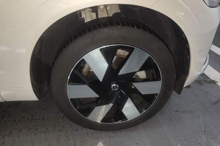 Used Volvo XC60 New Energy 2024 T8 Plug-in Hybrid Long-Range All-Wheel Drive Smart Luxury Edition Right Front Wheel Hub