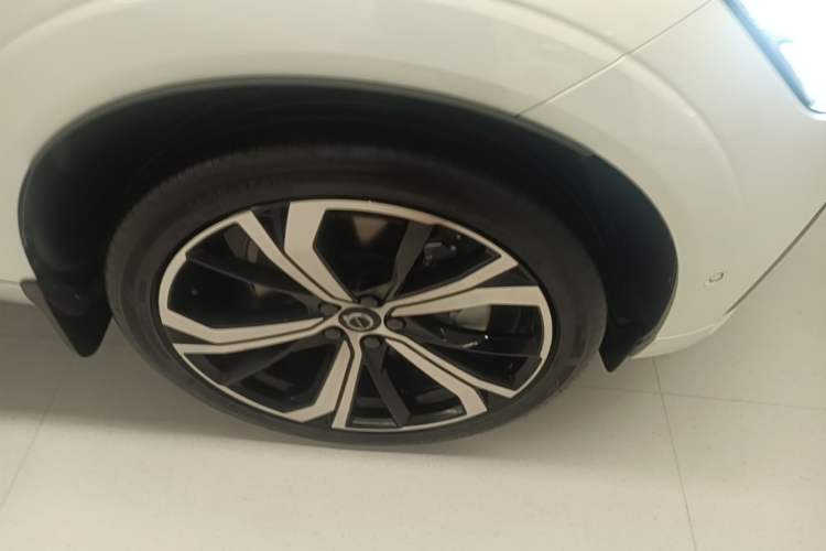 Used Volvo XC60 New Energy 2024 T8 Plug-in Hybrid Long-Range All-Wheel Drive Smart & Sporty Edition Right Front Wheel Hub