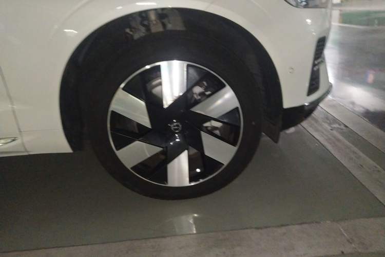 Used Volvo XC60 New Energy 2024 T8 Plug-in Hybrid Long-Range All-Wheel Drive Smart Luxury Edition Right Front Wheel Hub