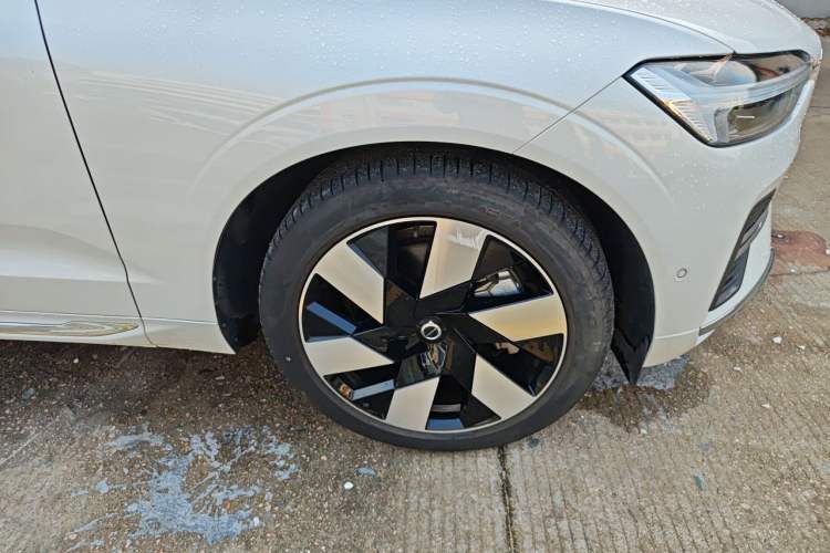 Used Volvo XC60 New Energy 2024 T8 Plug-in Hybrid Long-Range All-Wheel Drive Smart Luxury Edition Right Front Wheel Hub