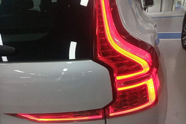 Used Volvo XC60 New Energy 2024 T8 Plug-in Hybrid Long-Range All-Wheel Drive Smart Luxury Edition Right Rear Taillight