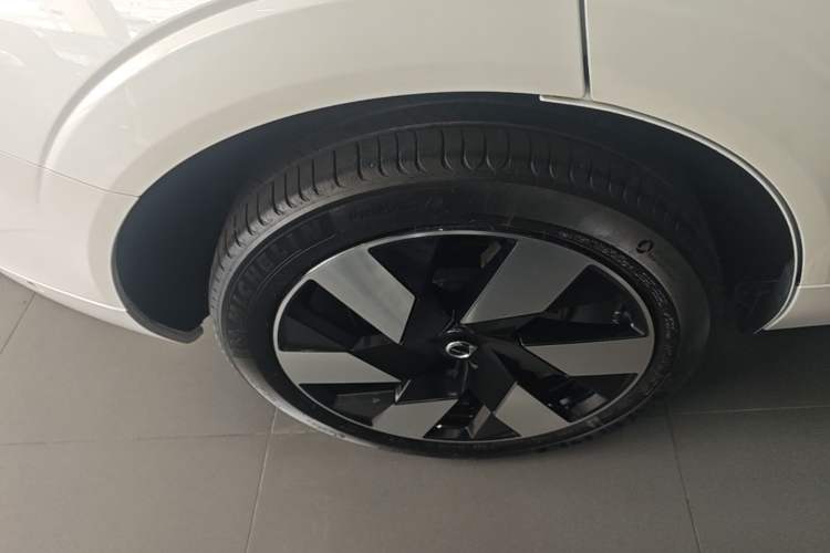 Used Volvo XC60 New Energy 2024 T8 Plug-in Hybrid Long-Range All-Wheel Drive Smart Luxury Edition Right Rear Wheel Hub