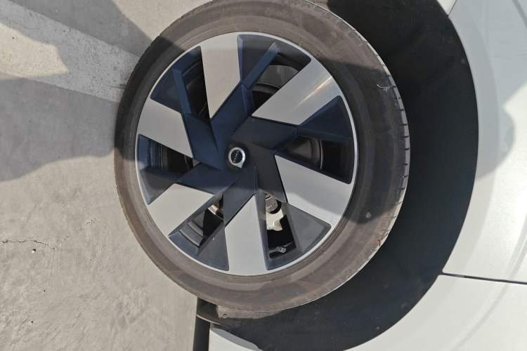 Used Volvo XC60 New Energy 2024 T8 Plug-in Hybrid Long-Range All-Wheel Drive Smart Luxury Edition Right Rear Wheel Hub