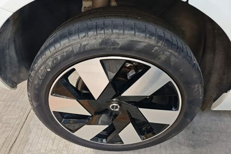 Used Volvo XC60 New Energy 2024 T8 Plug-in Hybrid Long-Range All-Wheel Drive Smart Luxury Edition Right Rear Wheel Hub