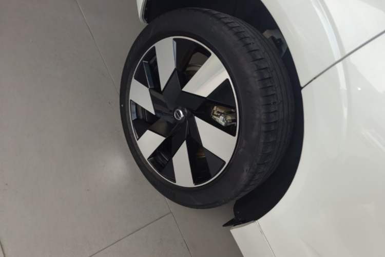 Used Volvo XC60 New Energy 2024 T8 Plug-in Hybrid Long-Range All-Wheel Drive Smart Luxury Edition Right Rear Wheel Hub