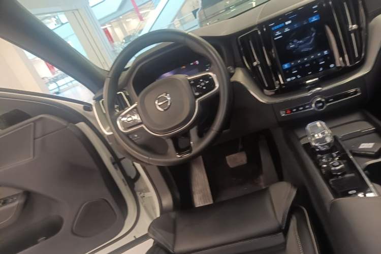 Used Volvo XC60 New Energy 2024 T8 Plug-in Hybrid Long-Range All-Wheel Drive Smart & Sporty Edition Steering Wheel