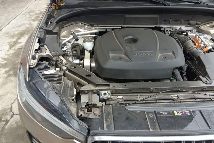 Used Volvo XC60 New Energy 2024 T8 Plug-in Hybrid Long-Range All-Wheel Drive Smart Luxury Edition Engine Bay Right