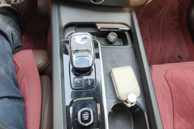 Used Volvo XC60 New Energy 2024 T8 Plug-in Hybrid Long-Range All-Wheel Drive Smart Luxury Edition Gear Lever