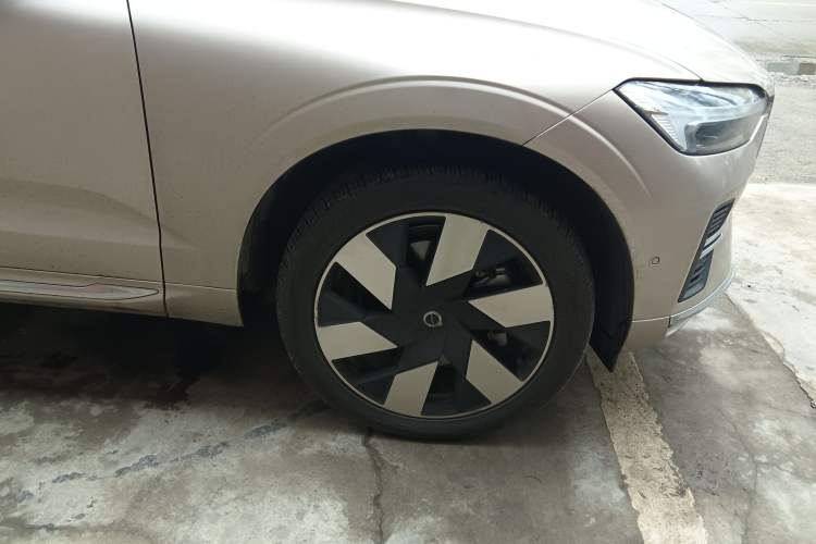 Used Volvo XC60 New Energy 2024 T8 Plug-in Hybrid Long-Range All-Wheel Drive Smart Luxury Edition Right Front Wheel Hub