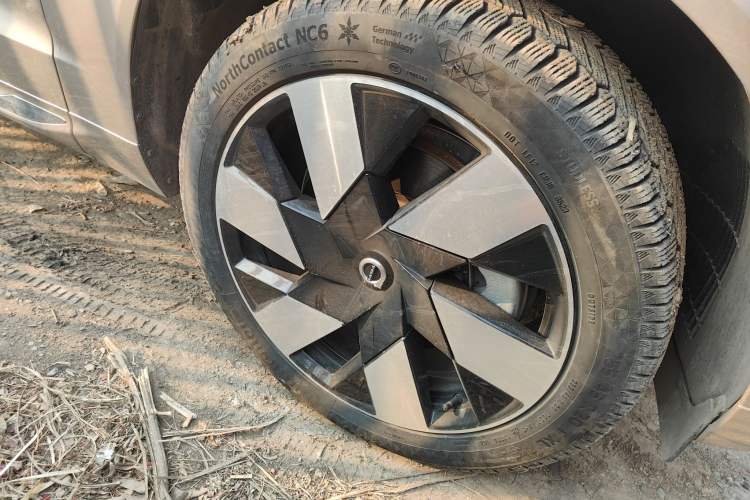 Used Volvo XC60 New Energy 2024 T8 Plug-in Hybrid Long-Range All-Wheel Drive Smart Luxury Edition Right Front Wheel Hub