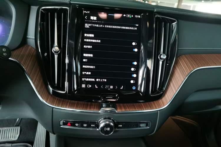 Used Volvo XC60 New Energy 2025 Plug-in Hybrid Long-Range All-Wheel Drive Smart Luxury Edition Audio And AC Panel