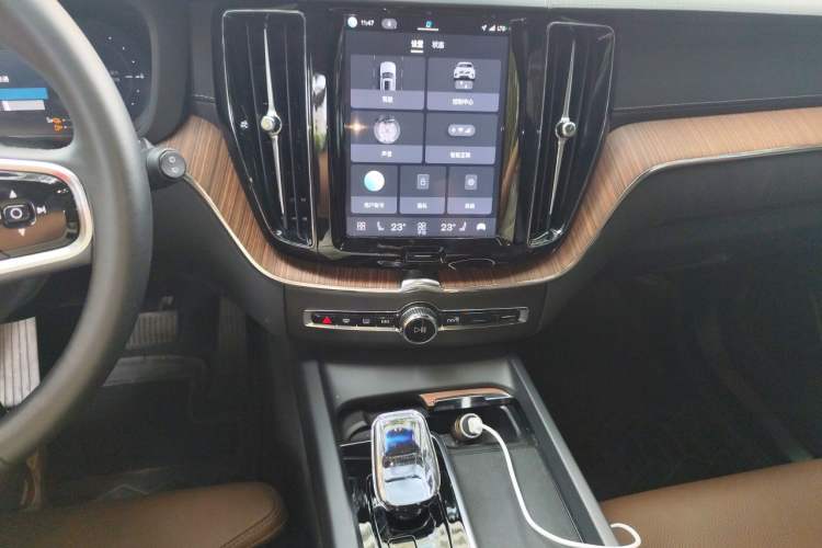 Used Volvo XC60 New Energy 2025 Plug-in Hybrid Long-Range All-Wheel Drive Smart & Luxurious Edition Audio And AC Panel