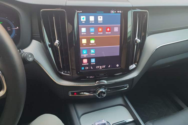 Used Volvo XC60 New Energy 2025 Plug-in Hybrid Long-Range All-Wheel Drive Zhiyuan Extreme Night Black Edition Audio And AC Panel