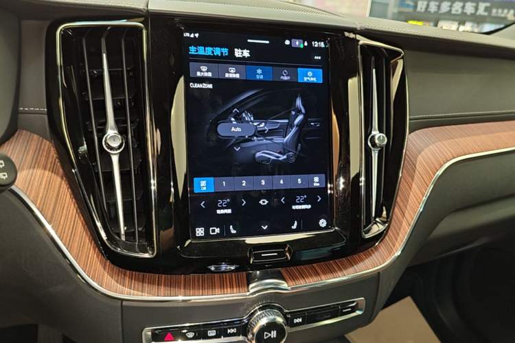 Used Volvo XC60 New Energy 2025 Plug-in Hybrid Long-Range All-Wheel Drive Smart Luxury Edition Audio And AC Panel
