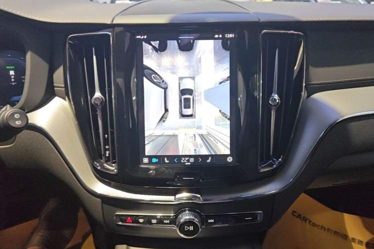 Used Volvo XC60 New Energy 2025 Plug-in Hybrid Long-Range All-Wheel Drive Zhiyuan Extreme Night Black Edition Audio And AC Panel