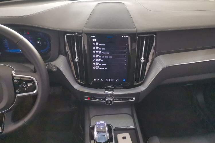 Used Volvo XC60 New Energy 2025 Plug-in Hybrid Long-Range All-Wheel Drive Zhiyuan Extreme Night Black Edition Audio And AC Panel