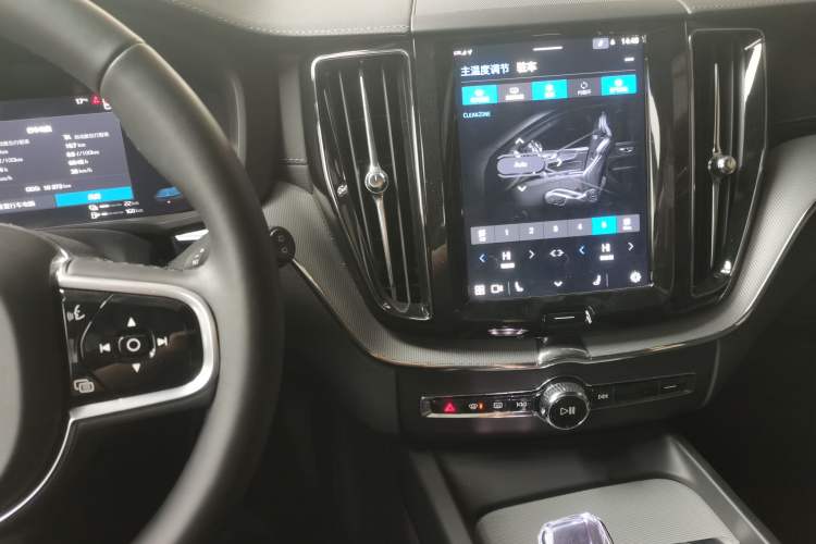 Used Volvo XC60 New Energy 2025 Plug-in Hybrid Long-Range All-Wheel Drive Zhiyuan Extreme Night Black Edition Audio And AC Panel
