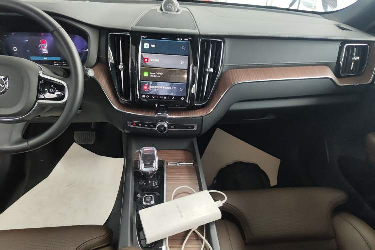 Used Volvo XC60 New Energy 2025 Plug-in Hybrid Long-Range All-Wheel Drive Smart Luxury Edition Audio And AC Panel