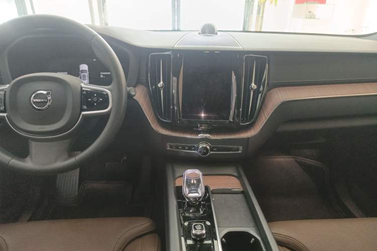 Used Volvo XC60 New Energy 2025 Plug-in Hybrid Long-Range All-Wheel Drive Smart Luxury Edition Audio And AC Panel