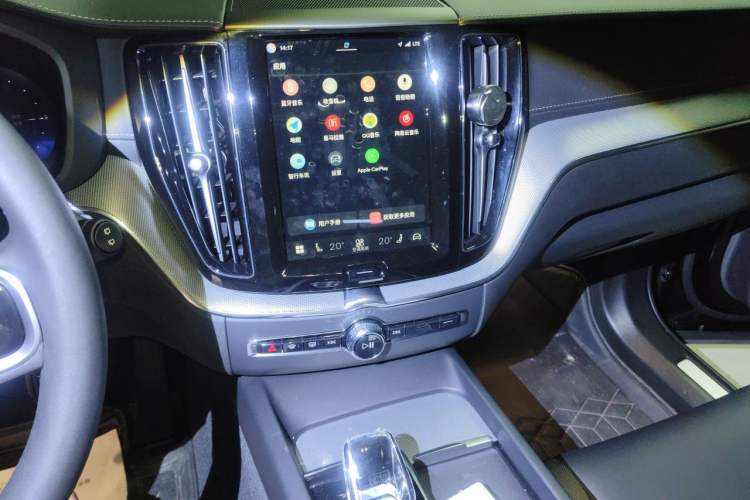 Used Volvo XC60 New Energy 2025 Plug-in Hybrid Long-Range All-Wheel Drive Zhiyuan Extreme Night Black Edition Audio And AC Panel