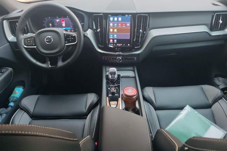 Used Volvo XC60 New Energy 2025 Plug-in Hybrid Long-Range All-Wheel Drive Zhiyuan Extreme Night Black Edition Center Console