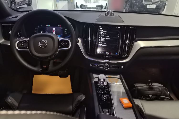 Used Volvo XC60 New Energy 2025 Plug-in Hybrid Long-Range All-Wheel Drive Zhiyuan Extreme Night Black Edition Center Console