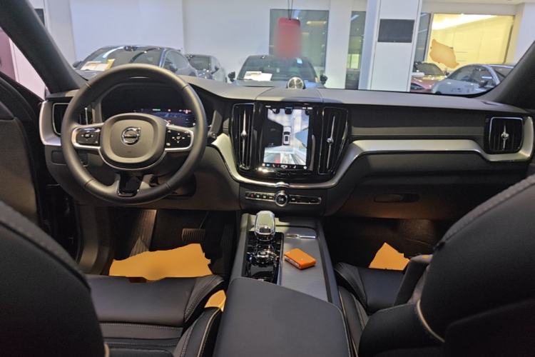 Used Volvo XC60 New Energy 2025 Plug-in Hybrid Long-Range All-Wheel Drive Zhiyuan Extreme Night Black Edition Center Console
