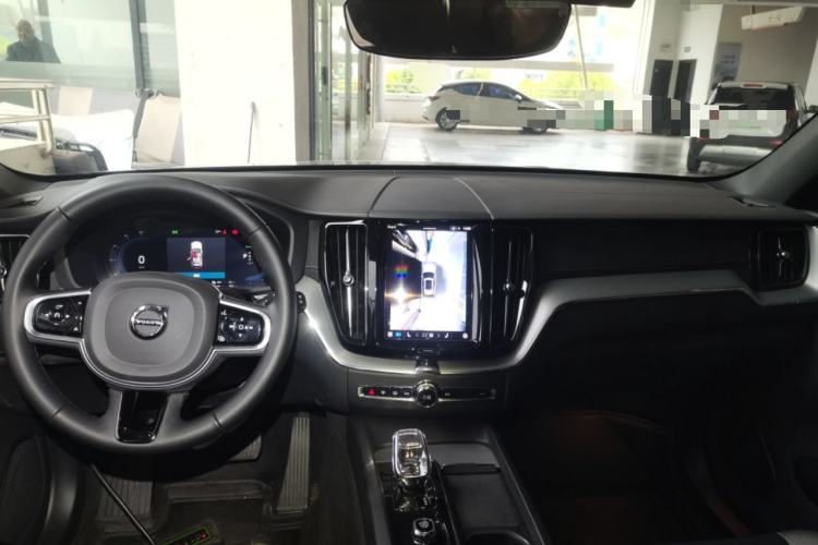 Used Volvo XC60 New Energy 2025 Plug-in Hybrid Long-Range All-Wheel Drive Zhiyuan Extreme Night Black Edition Center Console