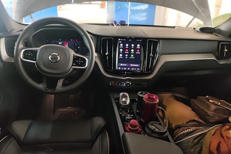 Used Volvo XC60 New Energy 2025 Plug-in Hybrid Long-Range All-Wheel Drive Zhiyuan Extreme Night Black Edition Center Console