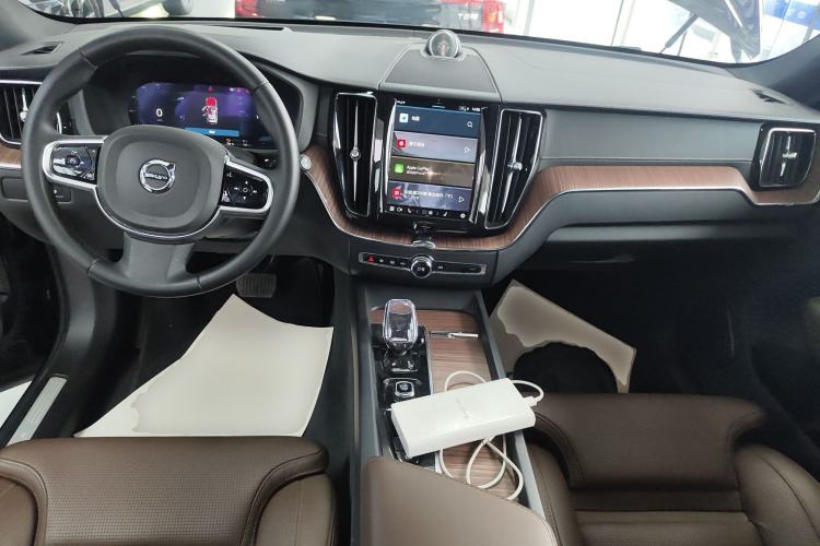 Used Volvo XC60 New Energy 2025 Plug-in Hybrid Long-Range All-Wheel Drive Smart Luxury Edition Center Console