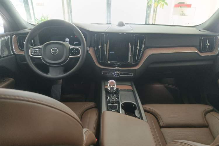 Used Volvo XC60 New Energy 2025 Plug-in Hybrid Long-Range All-Wheel Drive Smart Luxury Edition Center Console
