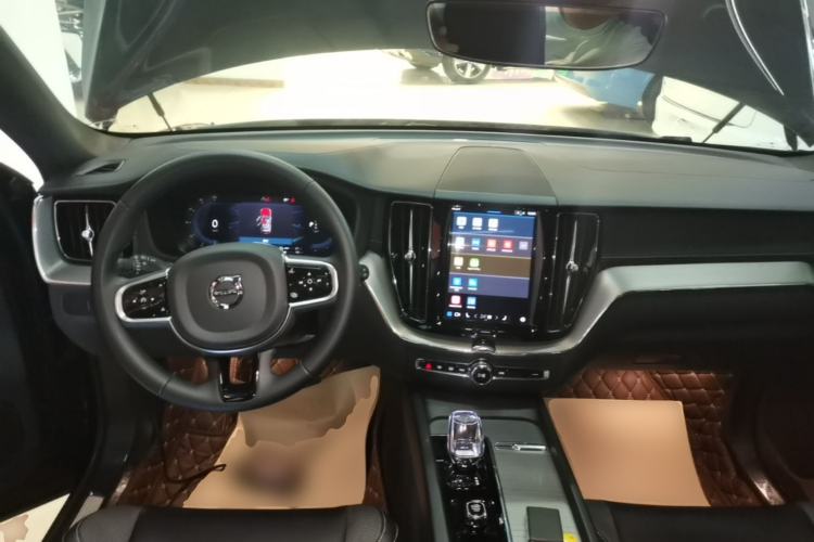 Used Volvo XC60 New Energy 2025 Plug-in Hybrid Long-Range All-Wheel Drive Zhiyuan Extreme Night Black Edition Center Console